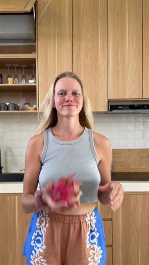 SignOnSpot on Instagram: "En LSF, chaque signe est composé de plusieurs paramètres. On distingue généralement cinq composants du signe : • la configuration de la main • l’orientation • l’emplacement du signe • le mouvement • les éléments non manuels 👉 Dans cette vidéo, je montre le paramètre “emplacement du signe”. Deux signes peuvent avoir la même configuration et le même mouvement, mais se distinguer uniquement par le lieu où ils sont produits. Par exemple : 🍎 fruit et 🧀 fromage → la différ