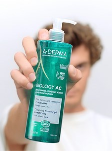 ¡Prepárate para una limpieza épica y decirle adiós al acné! 💥✨ Con BIOLOGY AC Gel Limpiador Purificante, las imperfecciones y poros obstruidos no tendrán oportunidad. 💙✅ Dale a tu piel el cuidado que se merece con este poderoso aliado.​ 🌟 ¿El resultado? Una piel más suave, fresca y libre de imperfecciones. ¡Adiós granitos, hola confianza! 💁🏻‍♀️✨​ 💚 Compuesto de un 99 % de ingredientes de origen natural. Gracias a sus principios activos de origen vegetal.​ ¡No te conformes con menos que una