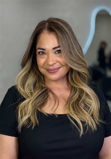 Un cambio de look que fluye natural y resalta lo mejor de ella ✨ Así fue la transformación de Melanie Martínez auténtica y fresca. Cuando el cabello conecta con tu esencia, todo se nota 🤍 📍 Av. Alfredo Benavides 2482, Miraflores 📲 937 448 248 | 937 457 210 D’ ART SALÓN #alejandrabaigorria #melaniemartinez #cambiodelook #balayage #hair