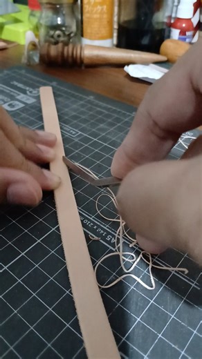 Tree Leather​ Works on Instagram: "Edge beveler ไสขอบลบเหลี่ยม Handmade 💯 #edgebeveler #leathercraft #handstitching #handmadewallet #leathergoods #craftsman #leatherworks #etsyshop"