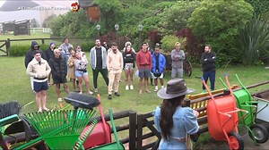 566K views · 10K reactions | Nova Fazendeira = Novas regras! 殺 Jaque, a atual dona do chapéu mais cobiçado do reality, caprichou no look para delegar tarefas como Fazendeira ✨ Nem todos os peões ficaram satisfeitos com a distribuição feita pela peoa  Assista! Assine o #PlayPlus e tenha acesso à transmissão 24 horas de #AFazenda com 6 sinais exclusivos: PlayPlus.com | A Fazenda | Facebook