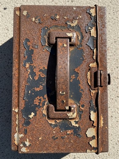 1974 Metal Lunchbox 🧰 Classic Vintage Lunchbox From the 70s! #vintagelunchbox #1970s #vintagecollectibles #metalbox #retrofinds #oldschool #vintagefinds #collectibles #retrostyle #nostalgia #antique #vintagetok #retrocollector #throwback #vintageitems