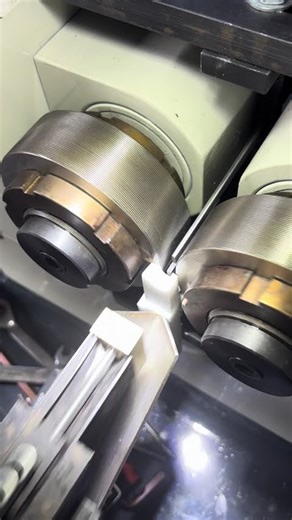 Automatic thread rolling machine