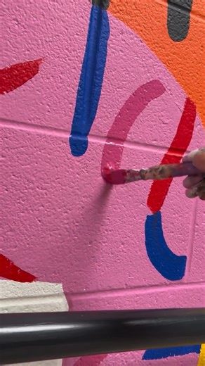 8K views · 69 reactions | Minnesota multidisciplinary artist @ashleymaryart plays with thick textures, vibrant colors, graphic patterns and organic forms. Her work expands from studio practice to surface design and wall installations, using acrylic paints, stained glass and collage on paper ✨. Would you like to learn her technique, don't miss the launch of her course coming soon! | Domestika | Facebook