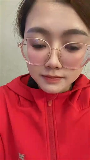 A sociedade namibiana e o Oshiwambo: O Oshiwambo (ou Oshiwambo language cluster, como dizem os linguistas) é um grupo de dialetos bantu falado principalmente no norte da Namíbia e no sul de Angola (onde o povo é conhecido como Ambó ou Ambo). Os dois dialetos principais são o Oshindonga e o Oshikwanyama. Em Namíbia, cerca de 50% da população fala Oshiwambo como língua materna. Mas o que é especial não é só a língua em si, é a maneira como a cultura Ovambo acolhe quem chega. A convivência que conv