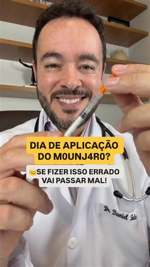 DR DANIEL TALES on Instagram: "💉 VAI APLICAR MOUNJARO? Não cometa esse erro no prato! 👇 Muitos pacientes temem o dia da aplicação por causa dos efeitos colaterais, como náuseas e estômago pesado. Mas o que ninguém te conta é que 50% desse mal-estar não é culpa do remédio, e sim do que você come nas horas seguintes. No vídeo, eu revelo o “segredo de bastidor” para blindar o seu estômago no dia da aplicação. Não se trata de fazer jejum (o que pode piorar tudo), nem de comer como em um dia normal