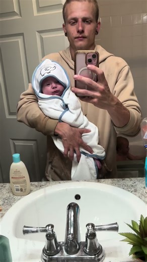 Morning bath time!!! Mrs Eden stayed up playing with some friends so we hit the skip button on bath last night #dsd #singledad #fyp #2under2 #dadsupportingdads