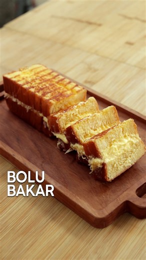 Devina Hermawan 🇮🇩 on Instagram: "Resep Bolu Bakar Keju (untuk 12 porsi) Ukuran loyang: 2 loyang ukuran 20 x 10 x 7cm Bahan adonan roti: 255 gr tepung terigu protein tinggi 110 gr tepung terigu protein sedang 110 gr gula pasir 10 gr ragi 65 gr air dingin 65 gr susu 15 gr kental manis putih 85 gr telur ayam, kocok 85 gr margarin 1 gr garam Bahan buttercream: 200 gr mentega tawar 200 gr margarin 200 gr gula halus 1 butir telur 2 gr perisa butter & milk 4 gr perisa wysman Bahan olesan: perisa wys