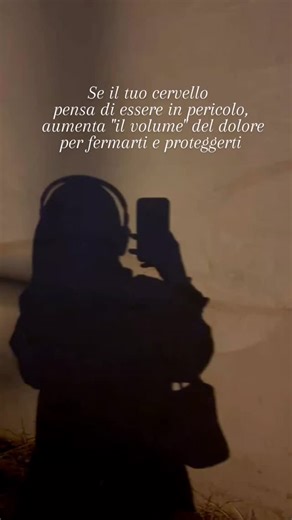 Sara | Consapevolezza Corporea e Movimento on Instagram: "Il dolore aumenta quando aumenta il pericolo che il tuo corpo percepisce. Secondo gli studi di Lorimer Moseley e David Butler (Explain Pain),il dolore non è solo il risultato di un danno nei tessuti, ma una risposta di protezione del cervello. Se il tuo cervello pensa che ci sia un rischio, alza il volume del dolore per fermarti e proteggerti. Ecco perché: se hai paura che sia qualcosa di grave se sei in ansia o in allarme se interpreti c
