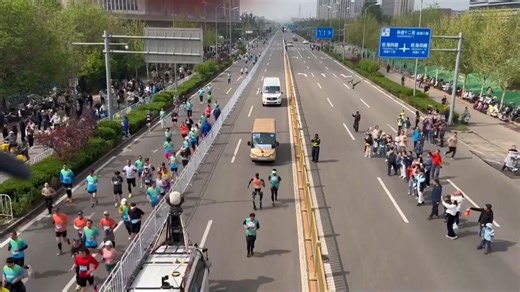 Halbmarathon in Peking: Menschen und Roboter laufen um die Wette