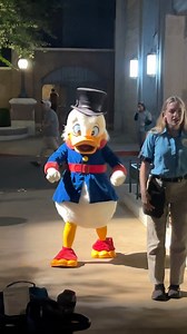 Scrooge McDuck arrives to his meet and greet at Disney Jollywood Nights. The line wasn’t bad for him when we got into it. #scroogemcduck #disneychristmas #disneyjollywoodnights #disneyholidays #jollywoodnights #disneyshollywoodstudios #wdw #picsou | Mousesteps