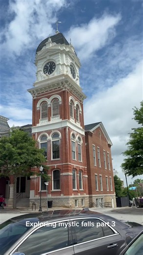 The Vampire Diaries: Living in Mystic Falls