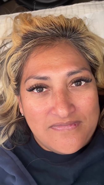 Hybrid lash extensions give you the perfect balance of classic and volume, natural fullness with just the right touch of drama. Lightweight, customizable, and made to enhance your unique eye shape.