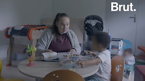 Alison a eu son premier enfant à 15 ans. Aujourd'hui mère de deux enfants à 18 ans, elle raconte à notre reporter Juliette Deshormes à quoi ressemble le quotidien d'une jeune maman. | Brut