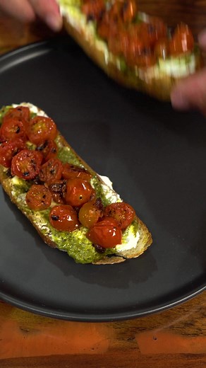 La Bruschetta Perfecta con Pesto Genovés y Queso de Cabra Natural