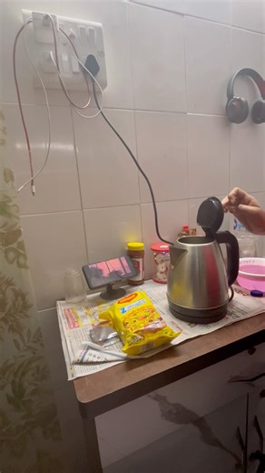 “Hostel Room me Jugad se Maggi 😅🍜 | Midnight Hunger Solution #dailyvlog #HostelLife #Maggi