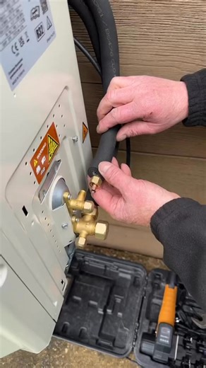 How to install air conditioning Plumber installs heat pump with FGas #Plumber #PLUMBING #AllenHart #AirConditioning | Allen Hart