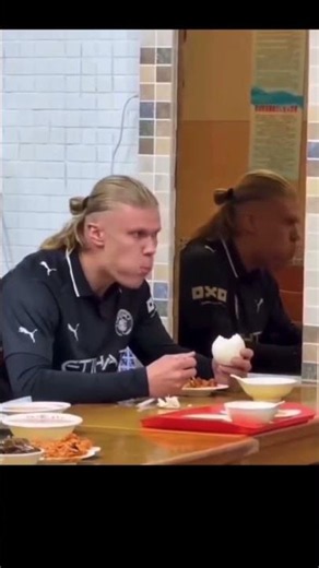 ERLING HAALAND Just Scared Himself While Eating! 😂🍽️ #Shorts