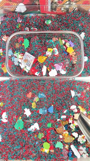 Sis Studio on Instagram: "ASMR PACKING TIME 🎧nice scoops 🥰 holiday sale now on🔥🔥🔥 #charms #resincraft #resincharms #resincharm #minifood #minifoods #foodcharms #foodcharm #miniature #miniatures #miniatureart #dollhouseminiatures #dollhouse #dollhousefood #christmas #christmasdecor #christmasornaments #xmas #xmasdecor #christmasvibes"