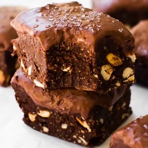 59K views · 1K reactions | Don't turn on the oven to make these Healthy NO BAKE FLOURLESS BROWNIES! Fudgy, gooey and needing only FOUR ingredients! {vegan, paleo, gluten free} https://thebigmansworld.com/2017/03/16/4-ingredient-no-bake-flourless-breakfast-brownies-paleo-vegan-gluten-free/ | The Big Man's World | Facebook