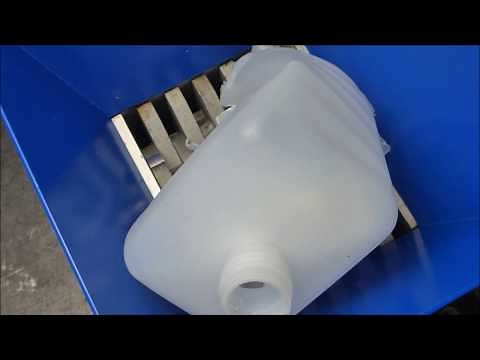 Manual shredding with filamaker XXL shredder PP and PET bottle