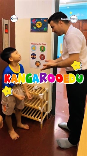 🌟 𝐊𝐡𝐚́𝐦 𝐩𝐡𝐚́ 𝐥𝐨̛́𝐩 𝐭𝐢𝐞̂́𝐧𝐠 𝐀𝐧𝐡 đ𝐚̂̀𝐲 𝐧𝐚̆𝐧𝐠 𝐥𝐮̛𝐨̛̣𝐧𝐠 𝐝𝐚̀𝐧𝐡 𝐜𝐡𝐨 𝐛𝐞́ 𝟐,𝟓–𝟔 𝐭𝐮𝐨̂̉𝐢 𝐭𝐚̣𝐢 𝐊𝐚𝐧𝐠𝐚𝐫𝐨𝐨 𝐄𝐧𝐠𝐥𝐢𝐬𝐡! Mỗi ngày đến lớp của con sẽ trở nên thật đặc biệt. Bắt đầu bằng hoạt động check-in cảm xúc với giáo viên qua những cái bắt tay, đập tay đầy yêu thương. Con cảm nhận được sự an toàn, kết nối và sẵn sàng cho một ngày học mới. Tại 𝗞𝗮𝗻𝗴𝗮𝗿𝗼𝗼 𝗘𝗻𝗴𝗹𝗶𝘀𝗵, con được đồng hành cùng: 🇬🇧 Giáo viên bản xứ và giáo viên Việt Nam giàu