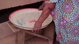 ma grand mère préferée est de retour dans le game. toujours aussi nerveuse. comme le beau de grand mère, faites aussi un tour sur WWW.AMAZONAFRIKA.COM bimoulèè d'abord !!! | Ulrich Takam