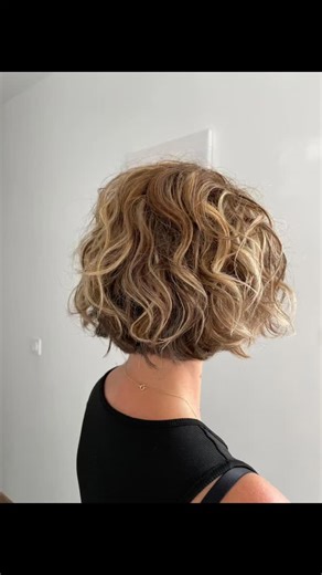 🍄‍🟫 🍁 Nouvelle saison, nouvelle coupe ! Le carré court bouclé fait son grand retour — plein de mouvement, de volume et de naturel 🌿 Sur un blond lumineux, il capte la lumière et révèle toute la douceur du visage. Un look frais, moderne et ultra facile à vivre 💛 #CarréCourt #BouclesNaturelles #HairGoals #BlondNaturel #HairInspo #Tendance2025 #LookDeSaison #CoiffureFemme | La petite bordelaise