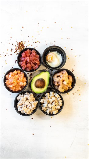 Pokecz.cz on Instagram: "PROTEIN Ne ten sypací, ale poctivý v přirozené formě. Česky BÍLKOVINA. Důležitá součást každého jídla. 💪 Z čeho můžeš vybírat u nás: ČERSTVÝ LOSOS – cca 20 g bílkovin / 100 g ČERSTVÝ TUŇÁK – cca 24 g bílkovin / 100 g VAŘENÉ KREVETY – cca 23–24 g bílkovin / 100 g KUŘE SOUS-VIDE – cca 28 g bílkovin / 100 g VEJCE SOUS-VIDE – cca 13 g bílkovin / 100 g UZENÉ TOFU– cca 16 g bílkovin / 100 g AVOKÁDO s doplněním edamame vychází na cca 13 g bílkovin / 100 g 🥑🌱 👉 Avokádo v mis