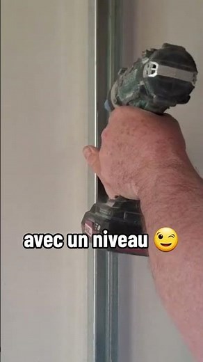 😀 Astuce bricolage placo , comment fixer un montant sur une cloison ?😀 #bricolage #placoplatre