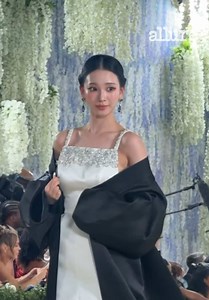 With delicate rosy cheeks and an intricate updo, #Karina stole the spotlight on the #MetGala red carpet ✨🤍 #aespa #aespa_official