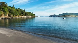 The hidden beach with lighthouse & hiking trails - just minutes from busy town