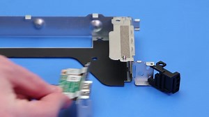 如何在 PowerEdge R650 上卸下/安装背面串行端口