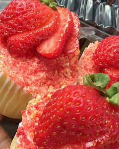 Strawberry shortcake cupcakes | Pretty Little Berries & Sweets