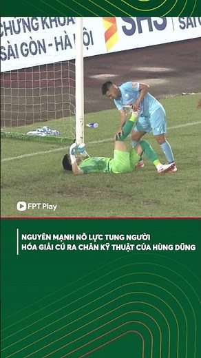 Nguyên Mạnh phản xạ ấn tượng, hóa giải cú ra chân kỹ thuật của Hùng Dũng 👏