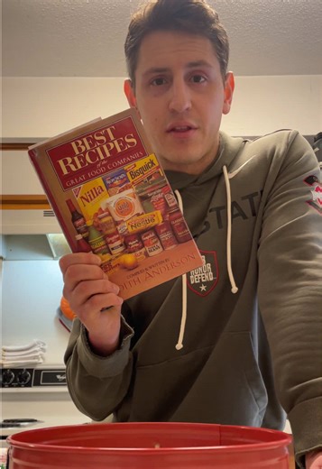 Best Recipes of the Great Food Companies - @KelloggscerealUS BlackBerry Lemon Coffeecake 🍋 Honestly for what it is, you should be pretty impressed. The Rice Krispies do create for an interesting texture🤷‍♂️ If you made it with MY coffeecake recipe though, she’d be an 11/10.. just sayin🙂‍↔️ But I hope you guys enjoyed this, I’m having the time of my life looking through these so if you want more just say the word :,) I love you all! #chef #pastrychef #entertainment #recipe #baking