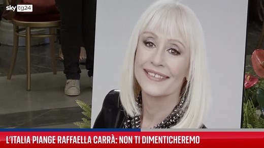 Raffaella Carrà, applausi e canzoni all'uscita del feretro da Santa Maria in Aracoeli