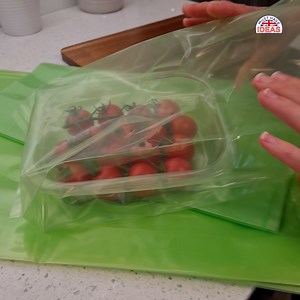 Did you know the average UK household bins around £600 worth of food EVERY year? 😲😭 These clever bags absorb the ethylene gas that causes fruit & vegetables to ripen, naturally slowing down the ripening process! Take control of soaring food prices with Fresher for Longer Bags! Order today for FAST delivery 🚚📮 musthaveideas.co.uk/products/fresher-for-longer-bags | Must Have Ideas UK