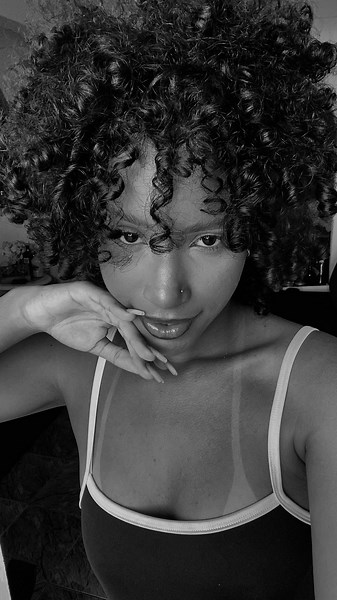 Laura Nascimento | Cagar é uma arte profunda🫦 •modo de usar: 1. Passe no cabelo sujo e deixe um bom tempo antes de lavar ( 2hrs ) 2. Passe no cabelo pós... | Instagram