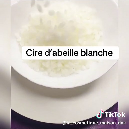 Hydratante, nourrissante, apaisante ou encore cicatrisante, la liste des bienfaits de la cire d’abeille est longue ! Si cette dernière ne fait pas encore partie de vos réflexes beauté, découvrez ses indénombrables vertus pour le bien-être de notre peau. Les bienfaits de la cire d’abeille pour les peaux sèches La cire d’abeille est naturellement riche en vitamine A. Elle est également connue pour ses caractéristiques occlusives : elle retient en effet l’eau ce qui lui attribue une action hydratan