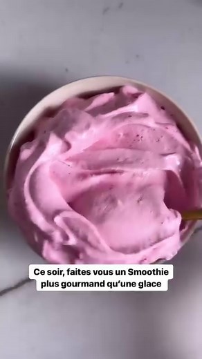 La recette du jour : Laissez nous vous présenter le Smoothie mousseux à la fraise ! Envie de vous rafraîchir avec un dessert sain et gourmand avec l’arrivée du soleil ? 👤 Pour 1 personne 🟢 Calories par portion : 227 kcal Ingrédients : - 195g de fraises congelées - 80g de yaourt grec nature - 50ml de lait demi-écrémé (à ajuster si nécessaire) Instructions : 1. Préparation : Placez les fraises congelées, le yaourt grec, et le lait dans un blender ou un robot culinaire. 2. Mixez : Mixez à haute v