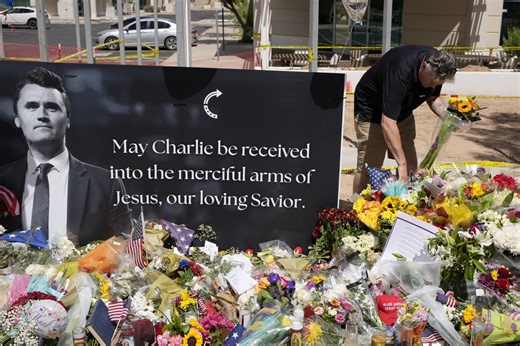 Δολοφονία Κερκ: Νέες φωτογραφίες και βίντεο του υπόπτου στη δημοσιότητα - Πάνω από 7.000 μαρτυρίες και πληροφορίες - ertnews.gr