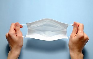 [VIDEO] Bomberos demuestran que los tapabocas caseros no sirven