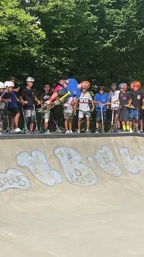 SKATER VS SCOOTER😂😆😱🔥💦⁉️. 👇COMMENT WHO WINS👇. #skater #scooter #viral #skateboard #scootering #skatepark #tricks