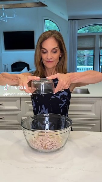 I slawed dinner😜 Just mix equal amounts of shredded rotisserie chicken creamy coleslaw, and DIG IN! You can make your own coleslaw or use store-bought. This slaw-meets-salad situation is all about ease, convenience, and transforming two easy-to-find ingredients into a protein-packed complete meal. 💁‍♀️ Who’s making this? #coleslaw #rotisseriechicken #easyrecipes #easydinner #foodhacks #kitchenhacks #hack #fy #fyp #foodtok