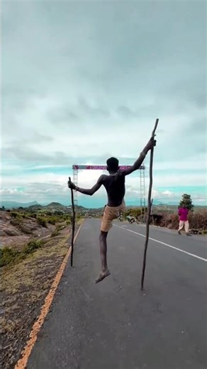 Hadza trying to climb up by making legs with a knot#usa #funny #comedy #funny #africa #brasil