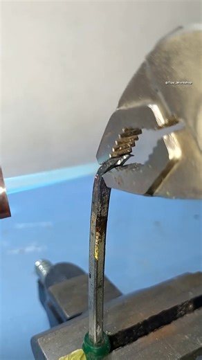 How to make a homemade nail remover from a screwdriver #shorts #diy #lifehacks #tools #tricks | Tips Workshop