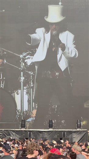 Alice Cooper - School’s Out live 9/17/26 at Louder Than Life in Louisville, KY #alicecooper
