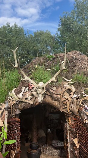 Foraging from the Earth Lodge | Will Lord Prehistoric Survival