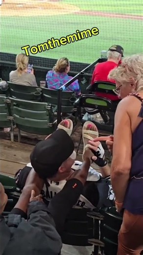 she's got legs #tomthemime #seaworldmime